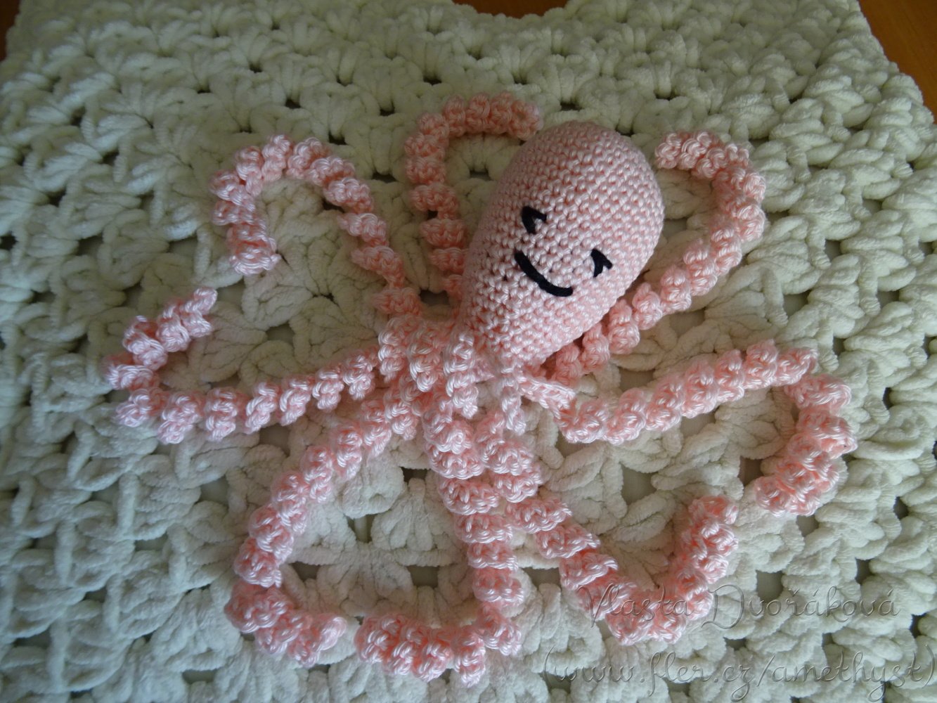 Háčkovaná chobotnička pro miminka - pudrově růžová