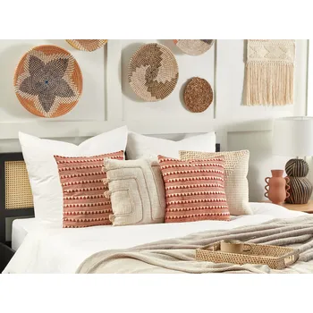 Polštář Dekorativní polštář červený/béžový bavlna 45 x 45 cm geometrický vzor ručně vyrobený snímatelný potah boho styl Beliani