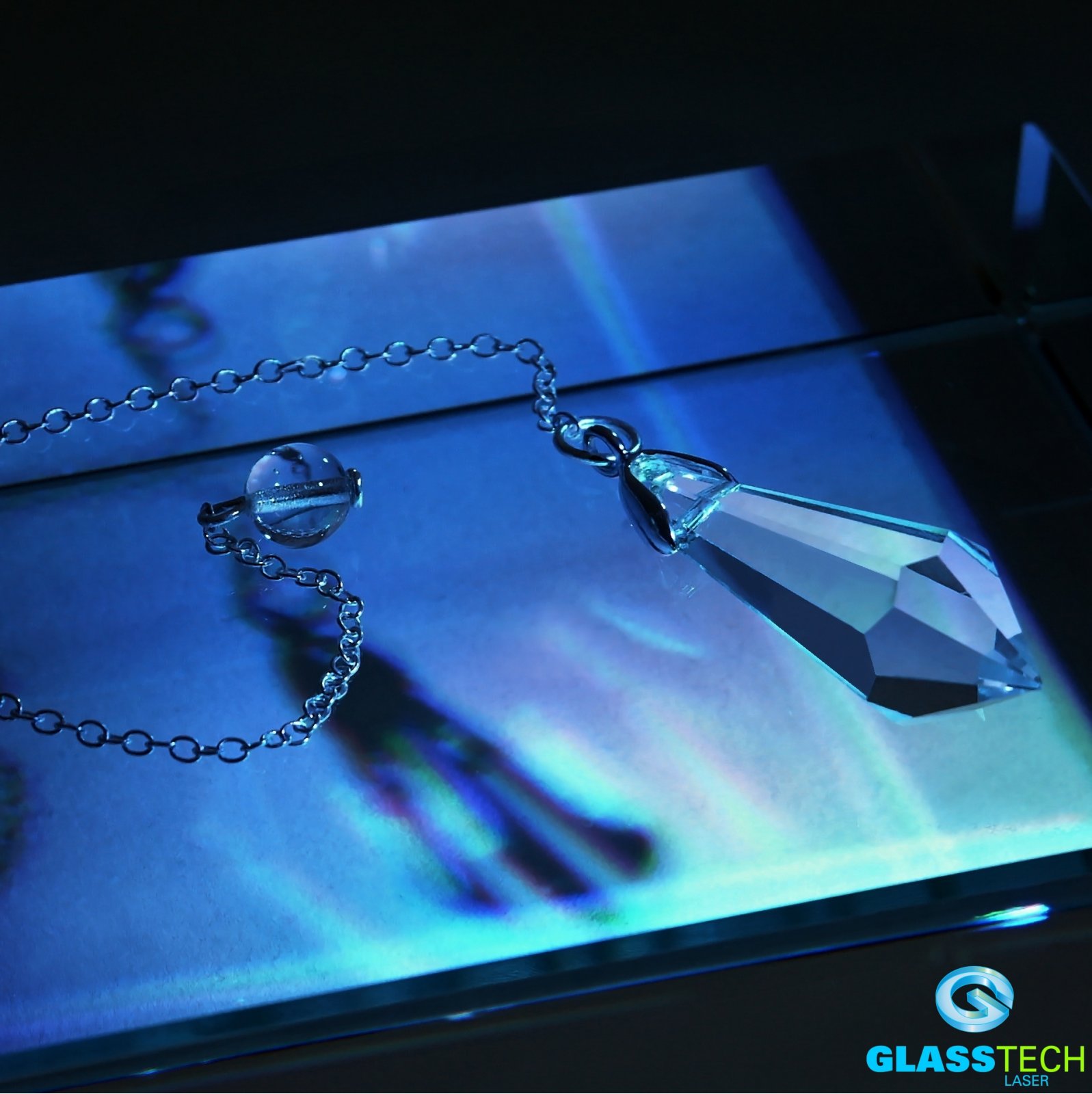 Kyvadlo na věštění s pytlíčkem (Křišťálové kyvadlo s řetízkem (stříbrné barvy) v pytlíčku krémové barvy)