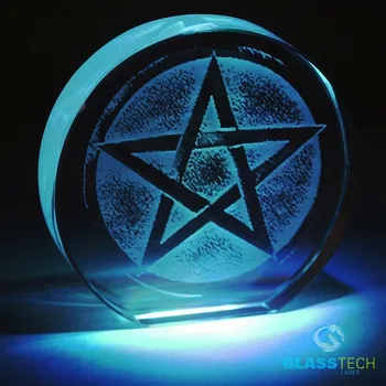 Hořící pentagram ve skleněném těžítku (Laserovaný hořící pentagram v plochém skleněném těžítku o průměru 90 mm)