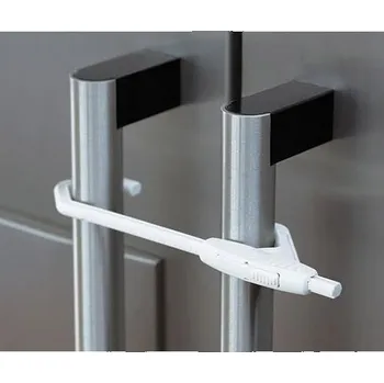 Dětský bezpečnostní prvek Baby Dan bezpečnostní uzávěr na úchytky dvířek