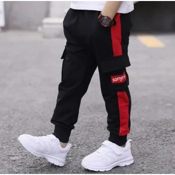 Pohodlné chlapecké černé kalhoty s kapsami a barevným pruhem Barva: Červená, Velikost: 150-160 (13-14 let)