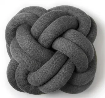 Dekorativní polštářek Design House Stockholm Knot 30 x 30 cm šedý