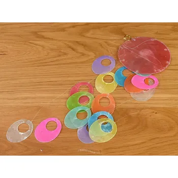 Barevná zvonkohra z perleti oválky