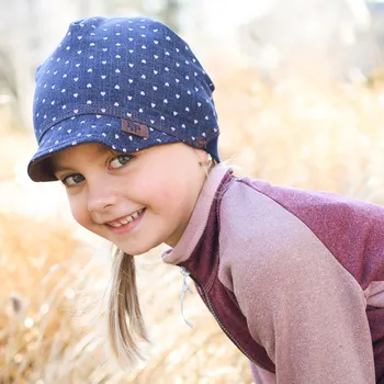 Kšiltovka tmavě modrá riflovinová kšiltovka se srdíčky