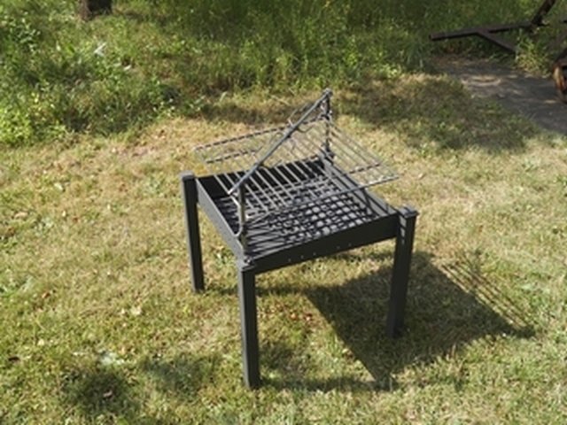 Přenosné ohniště s grilovacím roštem a opékací jehlou