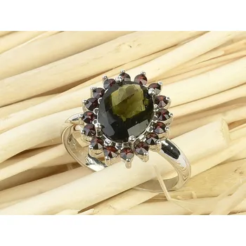 Prsten Vltavín oválný prsten s granáty Ag 925/1000 checker brus