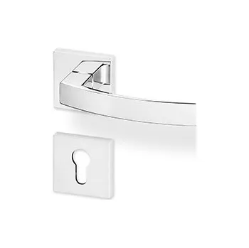 Dveřní kování AC-T SERVIS Dveřní klika MYSTIK chrom - hranatá rozeta Provedení kliky: vč. rozety PZ - fabkový klíč, Mechanizmus rozety: Kovová konstrukce