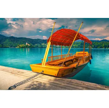 Fototapeta DIMEX | Vliesová fototapeta Loďka u mola MS-5-2761 | 375 x 250 cm | zelená, modrá, červená, žlutá + Vliesová fototapeta na stěnu DIMEX Loďka u mola MS52761 v rozměru 375 x 250 cm + lepidlo zdarma