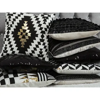 Bytový textil Sada 2 dekorativních polštářů Černá umělá kůže prokládaná 45 x 45 cm geometrickým vzorem Glamour Decor Accessories Beliani