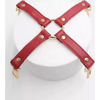 Kožený červený poutací kříž se zlatými doplňky