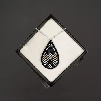 Přívěsek AMADEA Dřevěný příívěsek na krk kapka, 5x3 cm, český výrobek