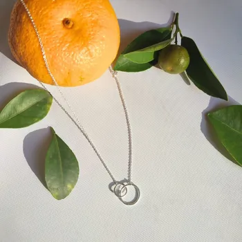 Náhrdelník Prstýnkárna Stříbrný náhrdelník dva spojené kruhy AG 925 ≤ 2,8 g