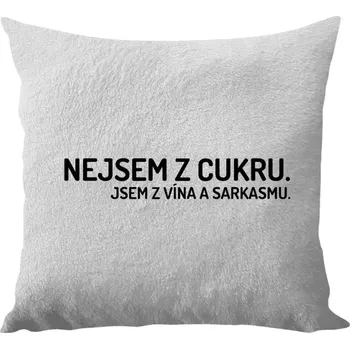 Polštář Polštář bílý 40x40 cm - dlouhý chlup Nejsem z cukru. Jsem z vína a sarkasmu.
