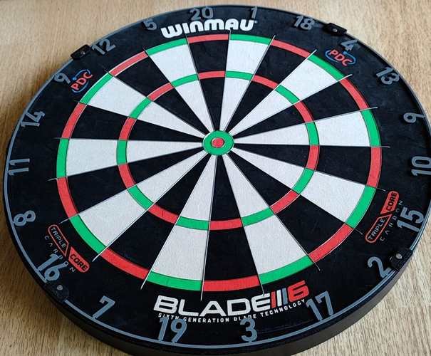 Sisálový terč Winmau Blade 6 Triple Core (Profesionální terč s ukončovací kartou a vodováhou)