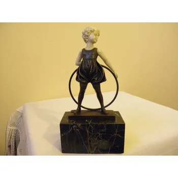 BRONZOVÁ SOCHA NA MRAMORU HOLČIČKA S OBRUČÍ