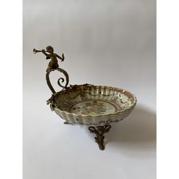 PORCELÁNOVÁ ŽARDINIÉRA S ANDĚLEM A KVĚTINAMI