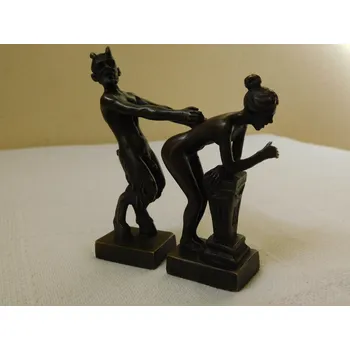 BRONZOVÁ SOCHA ČERTA S DÍVKOU