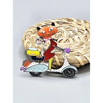 Brož Kočka na skůtru - brož, přívěsek Oranžová