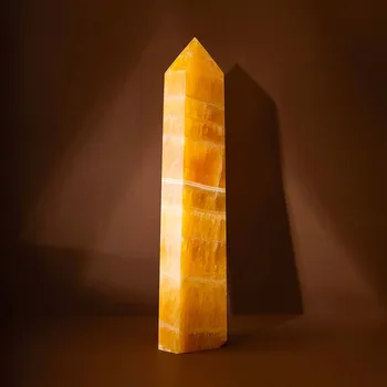 Žlutý kalcit L Váha: 1400 - 1600 g velký obelisk