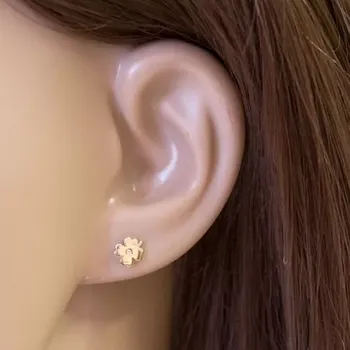 Náušnice Diamantové náušnice ze žlutého 14K zlata - lesklý čtyřlístek s čirým briliantem