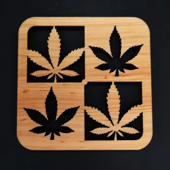 Podtácek AMADEA Dřevěný podtácek hranatý se 4 listy, masivní dřevo, 10x10 cm