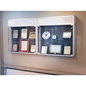 EXPOINT Závěsná prosklená vitrína s informačním pruhem kalené sklo Název: 80 x 80 x 25cm + 1 police - kalené sklo