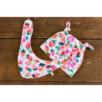 Kojenecká čepice Ušatá čepička - jahody, Katka Černá