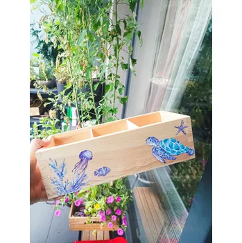 Dětsný nábytek DŘEVĚNÉ PRODUKTY NA ZAKÁZKU - bedny / boxy/ pastelkovníky/ krabičky/ pokladničky - ručně malovaný originál Typ produktu a velikost: Pastelkovník / tužkovník - velký 3-4 přihrádkový Cena dle ceníku - motiv a barevnost na domluvě