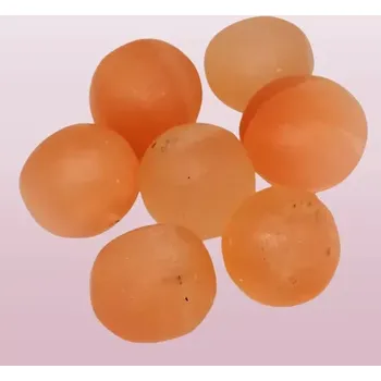 Oranžová selenitová koule 2,5–3 cm – očistný minerál pro meditaci a ochranu