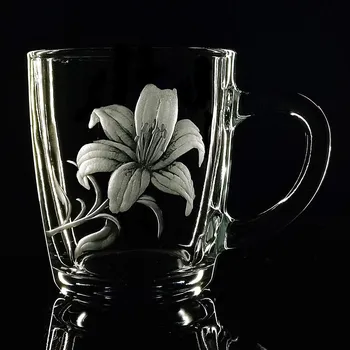 hrneček na čaj nebo kávu 1 ks s motive Lilie - ručně ryté (broušené), dárková krabička