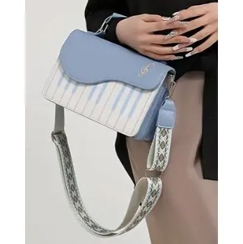 Modrá dámská kabelka přes rameno s klaviaturou a houslovým klíčem