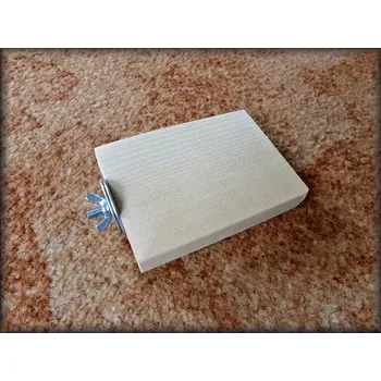 Dřevěné stupátko asi 7 x 9 cm s matkou