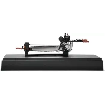 autíčko Model pily Typ A 1:12 STIHL (04640350200) (Sběratelský model historické pily Typ A. Materiál: odlitek těžkého zinku, nabarveno do dobových barev. Umístěno na plastovém podstavci a zakryto plastovým sklem od firmy Schuco. Měřítko 1:12.)