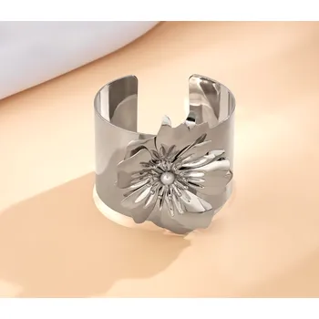 Náramek B-TOP Široký náramek s květem Druh barvy: Stříbrná