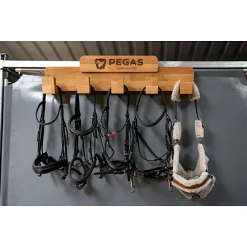 Věšák Dřevěný věšák na uzdečky