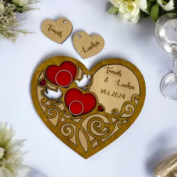 Dřevěný podnos na prstýnky srdce s přívěsky Barva: Bílá