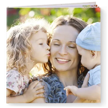 Fotokniha Fotokniha online v pevné vazbě za 599 Kč. Vyrobíme do 48 hod. Formát 21x21 cm. Motiv Elegantní bíla