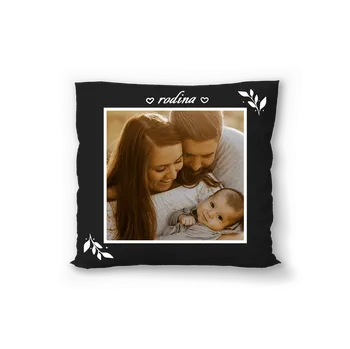 Polštář Černý polštář s vlastní fotografií. Motiv rodina s vlastní fotografií.