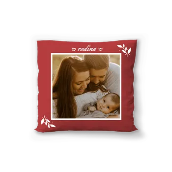 Polštář Červený polštář s vlastní fotografií. Motiv rodina s vlastní fotografií.