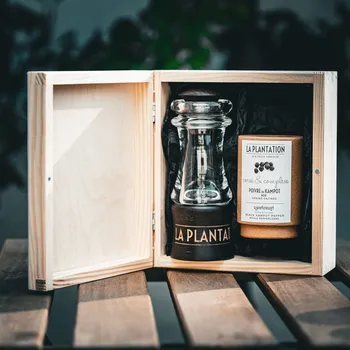 Dárkový potravinový koš La Plantation Dárková sada mlýnek ořech a černý Kampotský pepř 50g, dřevěný box