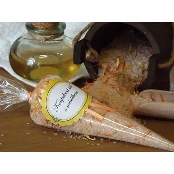 Koupelová sůl Koupelová bylinná sůl s měsíčkem 150g (Originální dárkové balení soli do koupele pro relaxaci a uvolnění s přídavkem sušeného měsíčku lékařského a esenciálními oleji pomeranč a litsea cubeba. Regionální výrobek - vyrobeno v České republice.)
