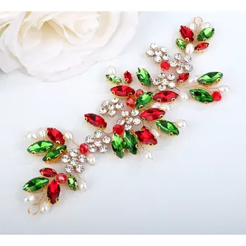 Ozdoba do vlasů B-TOP Ozdoba do vlasů s květy a červenými a zelenými krystaly