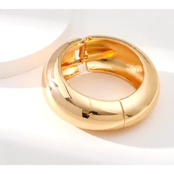 Náramek B-TOP Kovový hladký náramek s asymetrickou šířkou Druh barvy: Zlatá