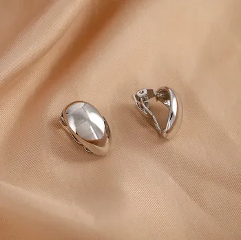 Náušnice B-TOP Dámské lesklé náušnice klipsy Ovál Druh barvy: Stříbrná