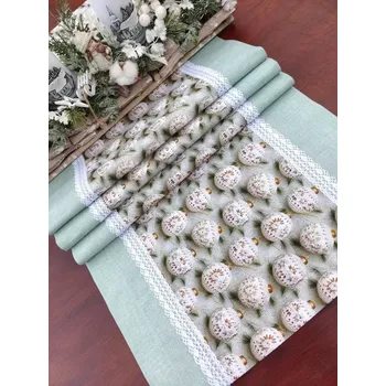 ubrus Běhoun vánoční - bílé vánoční ozdoby v kombinaci se skandinávsky zelenou