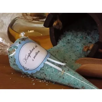 Koupelová sůl Koupelová bylinná sůl s mátou a eukalyptem 150g (Originální dárkové balení soli do koupele pro relaxaci a uvolnění s přídavkem máty a esence eukalyptu. Regionální výrobek - vyrobeno v České republice.)