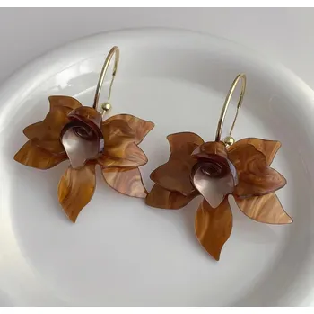 Náušnice B-TOP Trendy náušnice s hnědými akrylovými květy