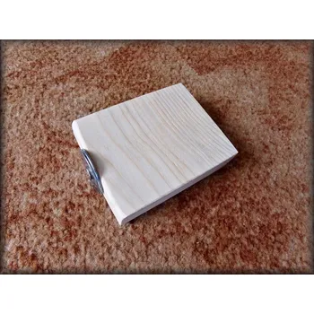 Dřevěné stupátko asi 7 x 9 cm se šroubem