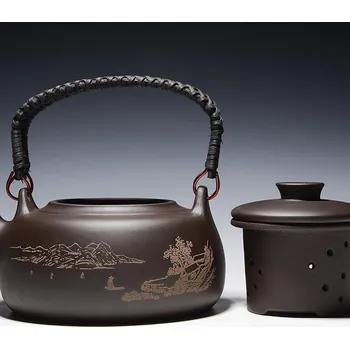 Konvice na čaj Yixing Ručně vyrobená a vyřezávaná velkokapacitní čajová konvice s uchem, vyrobená z fialové hlínay. -ratanová rukojeť čajová konvice s vložkou 600ml